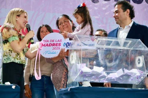 Huixquilucan regala 14 casas para reconocer labor de las mamás
